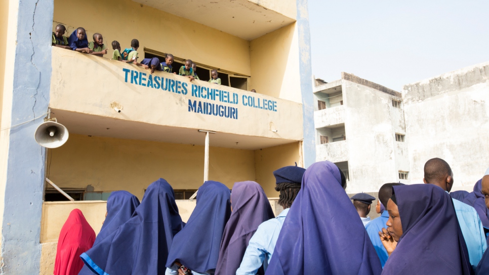 El alumnado se reúne para la asamblea matinal en el Instituto Treasures Richfield College, en Maiduguri, estado de Borno, Nigeria.