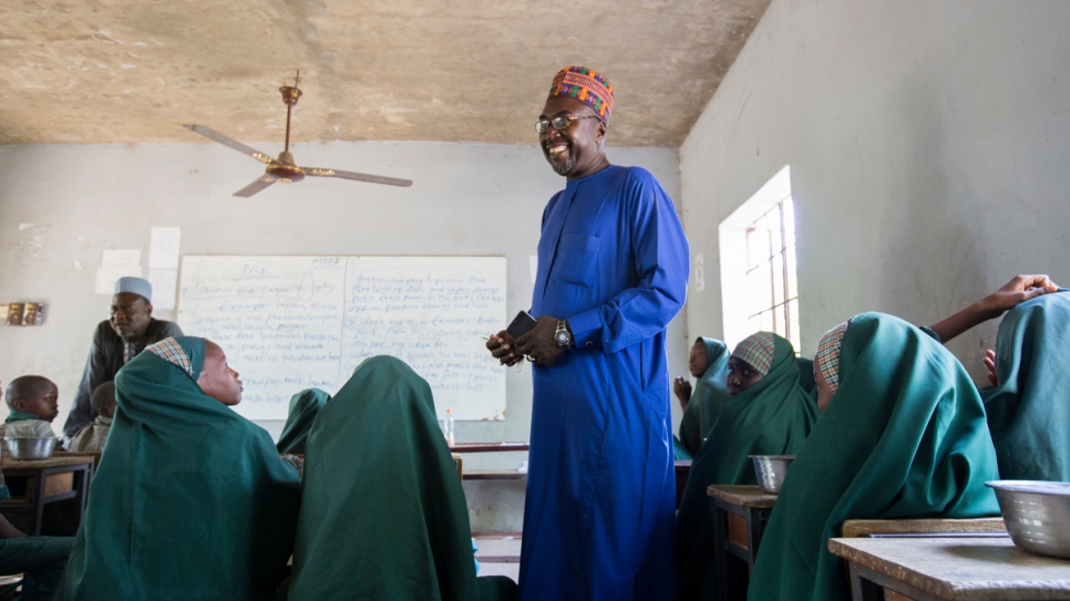 Mustapha habla con estudiantes en una clase de primaria de la Escuela de su Fundación <em>Future Prowess</em> en Maiduguri, Nigeria.