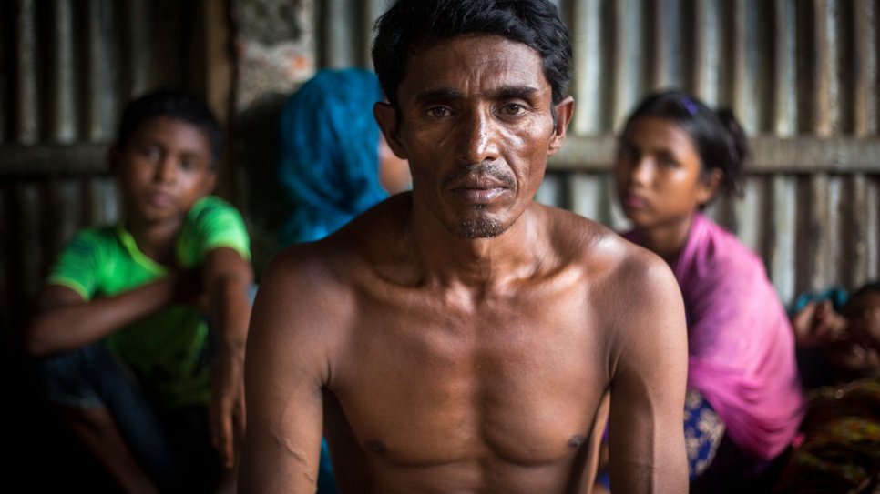 Un superviviente del naufragio de Rohingya que ha perdido familia cuando el bote se volcó en la playa de Inani, al lado de Cox's Bazar, recibe asistencia psicológica en el campamento de refugiados de Kutupalong en Bangladesh.
