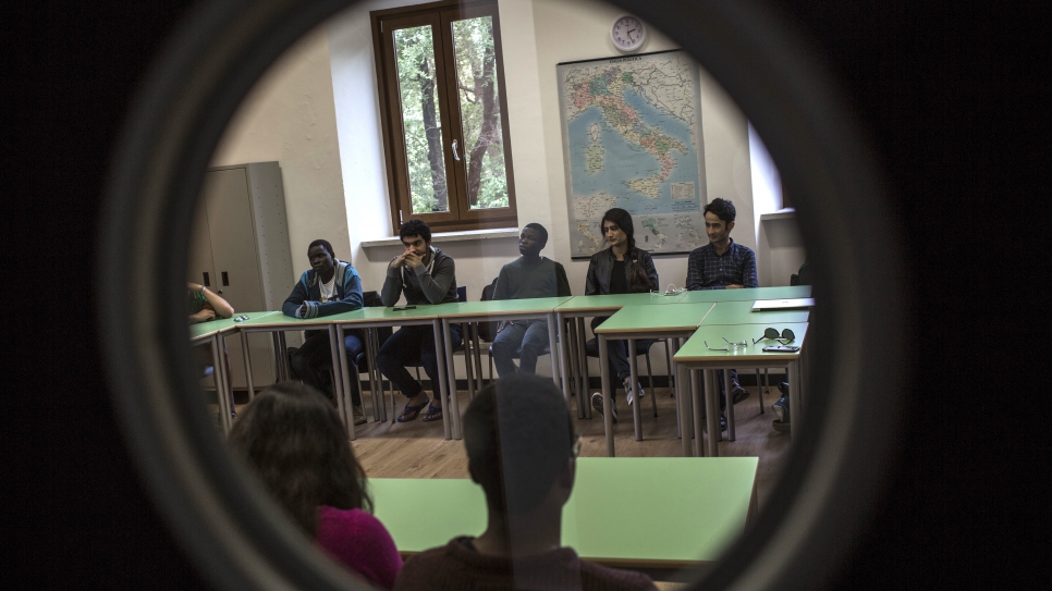 Emmanuel, quien cursa el primer semestre de su primer año en UWC Adriatic, asiste junto con sus compañeros de clase a una conferencia dictada por la reportera de ACNUR Helen Womack.