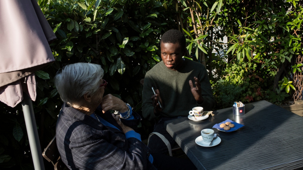 Emmanuel conversa con Anna Illy en un café en Duino. Anna le donó una beca completa para asistir a la Adriatic College.