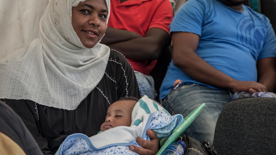 Una madre refugiada yemení espera recibir el certificado de nacimiento de su hijo. El Gobierno de Etiopía emite documentos legales a los refugiados en el país.