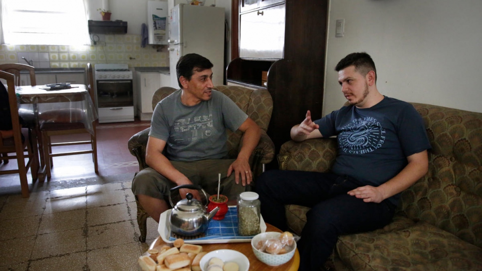 Tony Kassab (derecha) habla con su tío, Farhan Kassab, que se mudó a Argentina desde Homs, Siria, en 1998 y ahora dirige una cadena de restaurantes para llevar de comida del Medio Oriente.