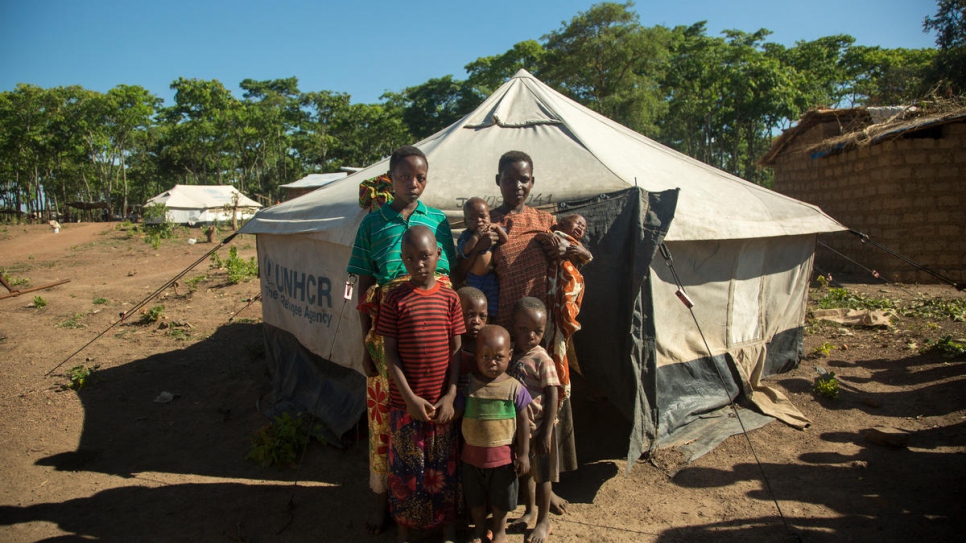 Las refugiadas de Burundi, Mariana (a la izquierda) y Venansiya (a la derecha) con sus hijos en el exterior de su alojamiento de emergencia en el campo de refugiados de Nudta.