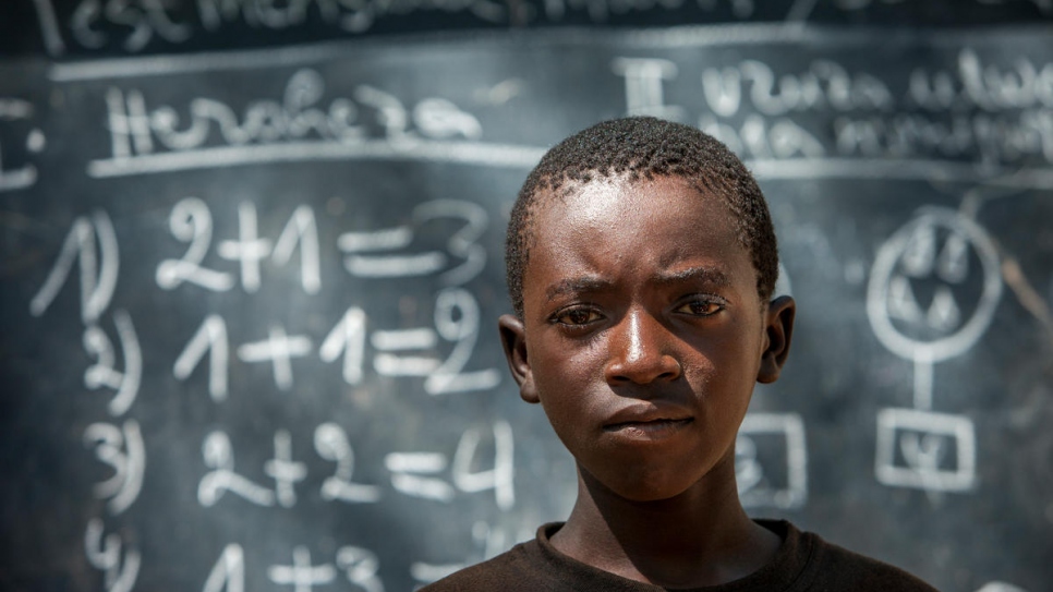 "Cuando hay viento se pueden caer ramas y cuando pega mucho el sol hace demasiado calor", dice Irahoze, un nino de 14 anos que huyo de Burundi. "A veces tenemos que interrumpir las clases".