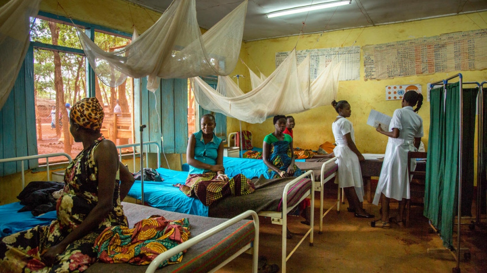 Una sala de maternidad lucha para satisfacer la demanda en el principal hospital del campamento de Nyarugusu.