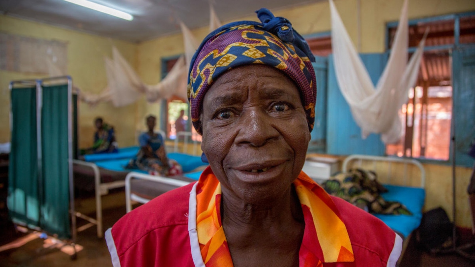 Ebinda Nyota, de 62 años, escapó de la guerra en la República Democrática del Congo y ahora trabaja en el hospital.