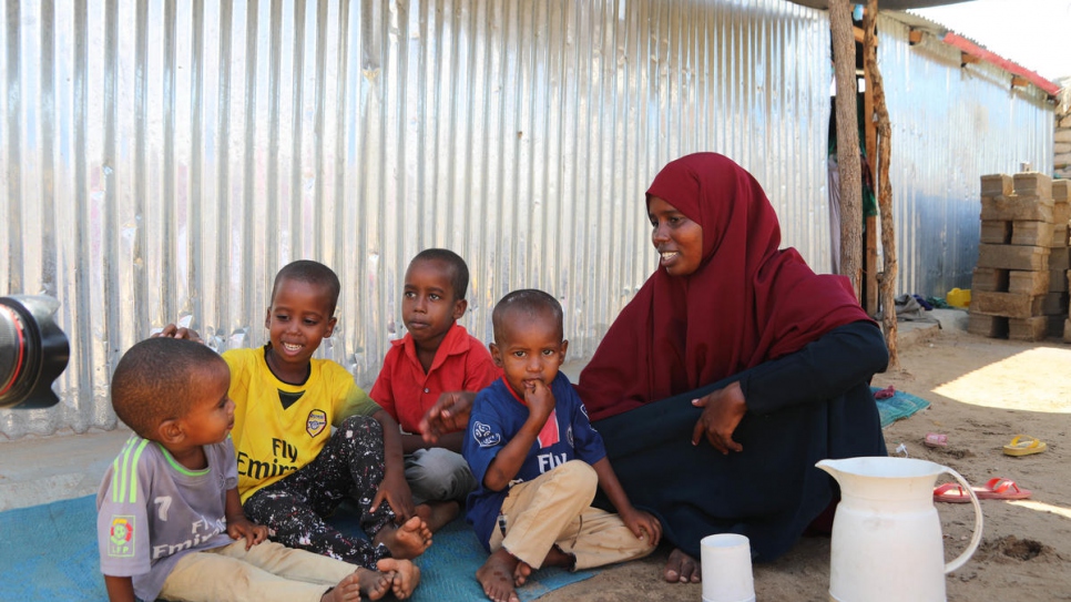 Fadumo, que nació en el campo de refugiados de Dadaab, en Kenia, ha vuelto a su patria, Somalia, con sus hijos.