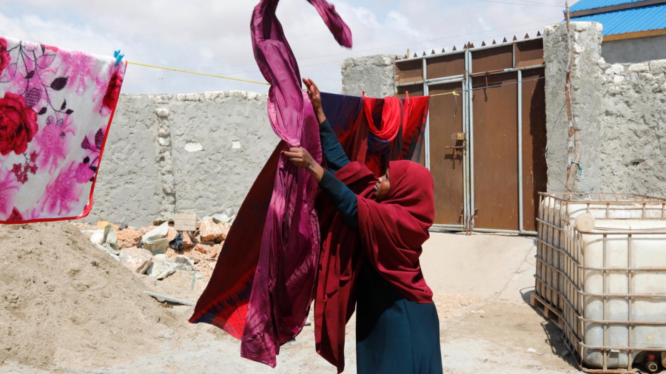 La tela, ya teñida, se tiende para que se seque antes de llevarla al mercado de Kismayo.
