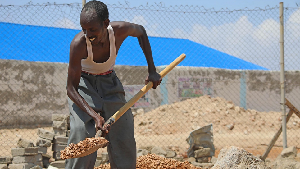 Mohamed también trabaja a tiempo parcial en la construcción para mantener a su familia desde que regresaron a Somalia.