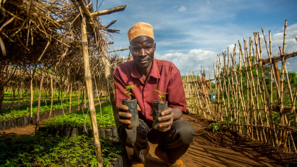 Abdu Ali, de 42 años, trabaja en el proyecto de plantación de árboles para la comunidad de acogida en Tanzania.