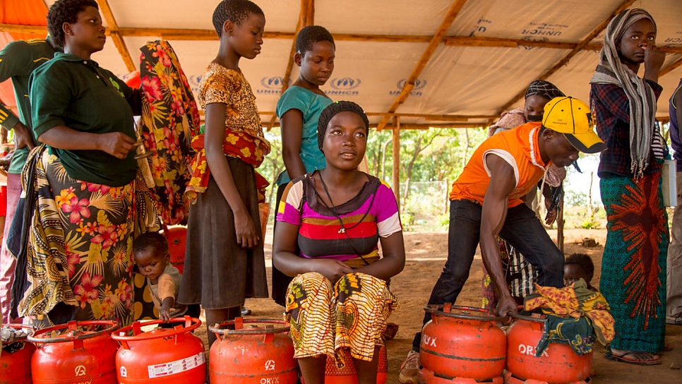 La refugiada Burundi, Frida Nehebauwayo, de 17 años, hace cola para recibir un cilindro de GLP.