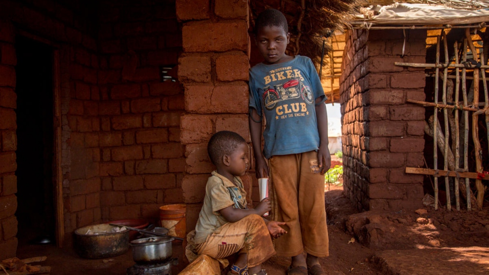 El pequeño Samwel, un niño parcialmente vidente (a la derecha), estudia en clases con más de 100 niños y sin el apoyo de materiales especiales.