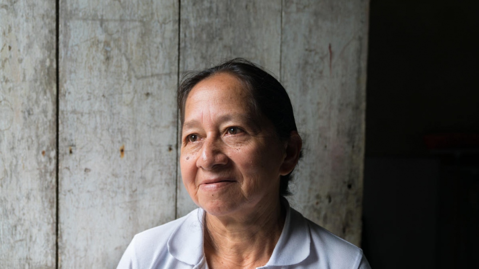 Alba Pinto, de 58 años, en la puerta de su hogar en Nueva Esperanza, Colombia. Alba perdió a su esposo y sus tres hijos por el conflicto armado, y en 2005 se desplazó huyendo de la violencia.