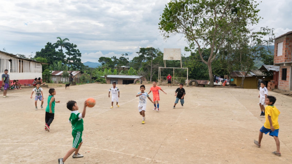 Los niños juegan al fútbol en el patio de la escuela de Nueva Esperanza. La única escuela del asentamiento tiene 123 estudiantes matriculados en sus clases.