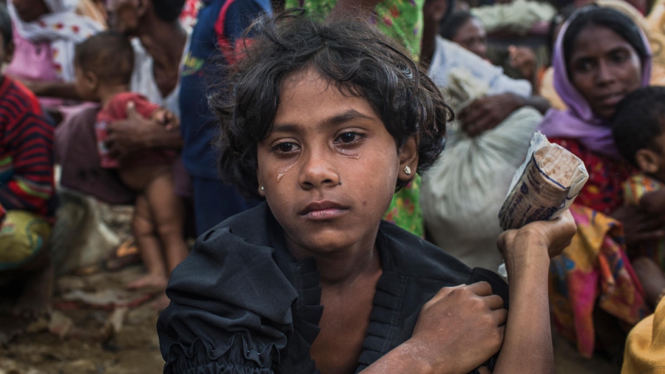 Umme Salma, de 8 años, llora sentada tras andar diez kilómetros desde la frontera de Myanmar hasta el campo de Kutupalong. Sus padres fueron aseisnados y ahora la cuida su tía, de 18 años.