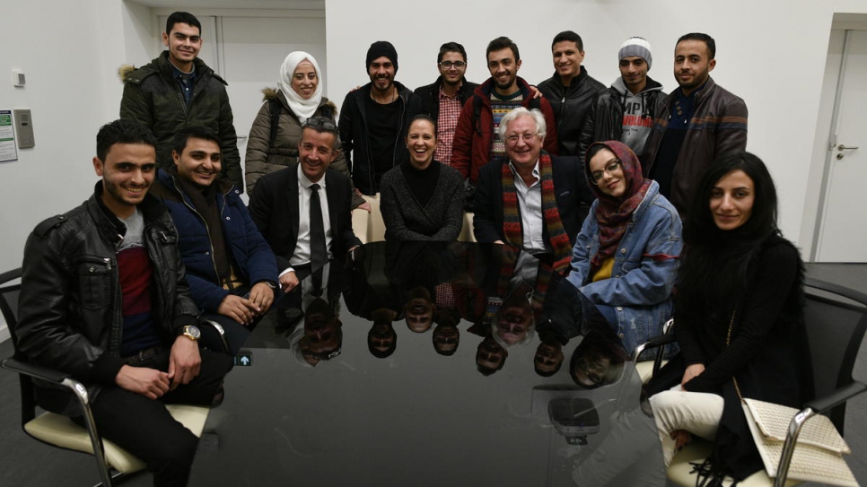 Estudiantes sirios con Laurent Grosclaude (corbata oscura) y el activista de educación Samir Aita (pañuelo rojo).