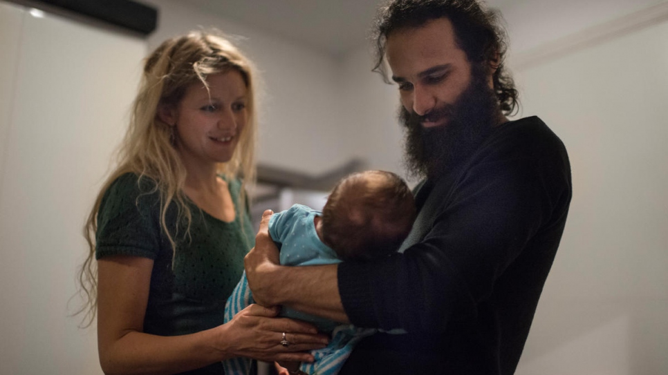 Hussein y Juliette, con su hija Ellea, de dos meses de edad.