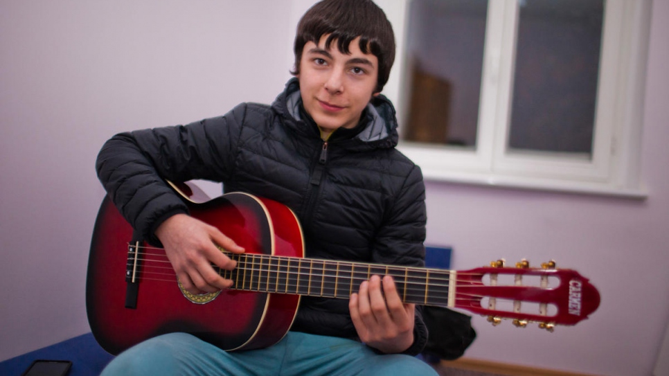 Mehdi, de 14 años, procedente de Chechenia, se ha traslado a Gdansk con su madre hace poco tiempo.