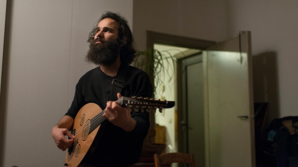 Lejos de su familia, de sus amigos y de su cultura, Hussein ha encontrado la alegría en la música de nuevo.