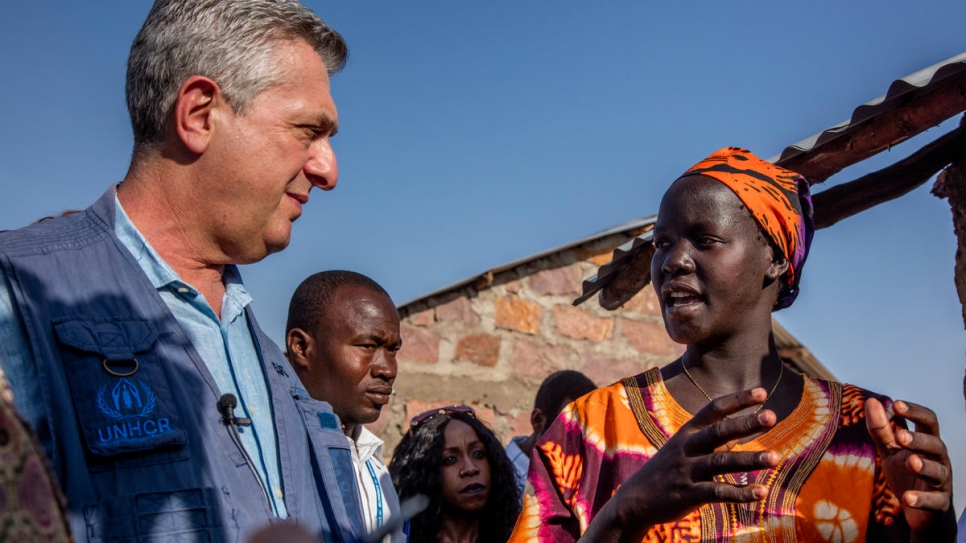 Grandi (Alto Comisionado de la ONU para los Refugiados) se reúne durante su visita en Kakuma con Betty Zekiria Valeriano, refugiada sursudanesa de 24 años que tiene un alojamiento permanente en el asentamiento de Kalobeyei.