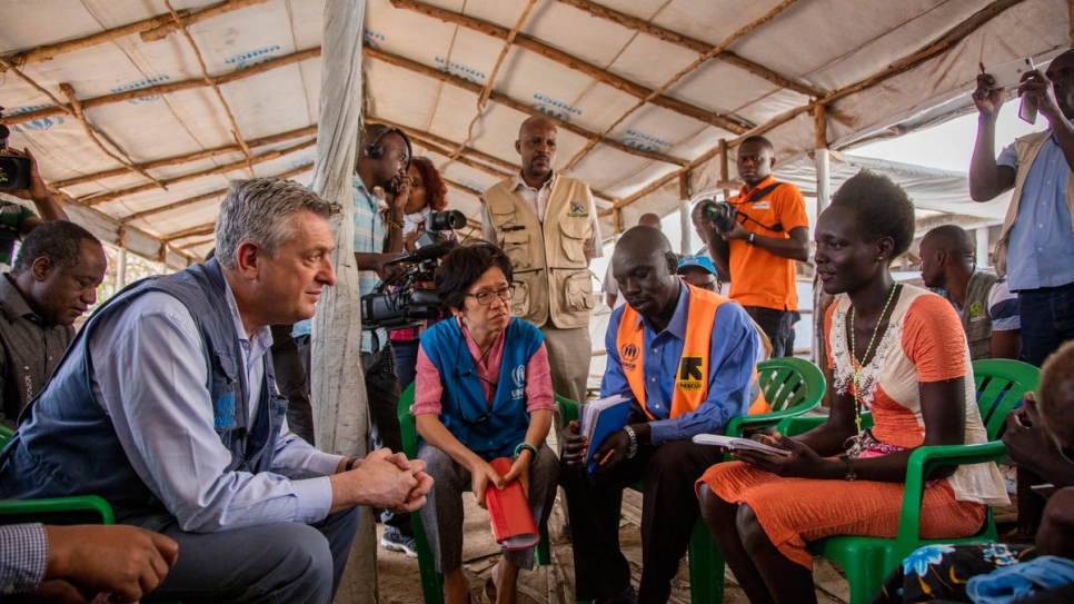 Filippo Grandi (Alto Comisionado de las Naciones Unidas para los Refugiados) habla con refugiados en el asentamiento de Impevi durante una visita a Uganda, que recibe a más de 500 refugiados al día.