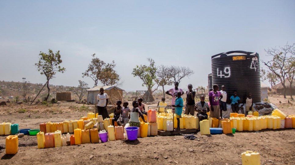 Mujeres sursudanesas en una zona de abastecimiento de agua en el asentamiento de refugiados de Rhino Camp en el distrito de Arua (Uganda), en el que uno de cada cuatro habitantes es un refugiado.