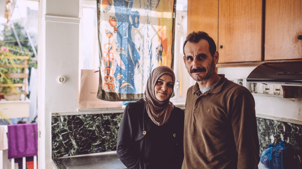 Ahmed Tarzalakis y su esposa Jasmin en la cocina de su apartamento en Chania.