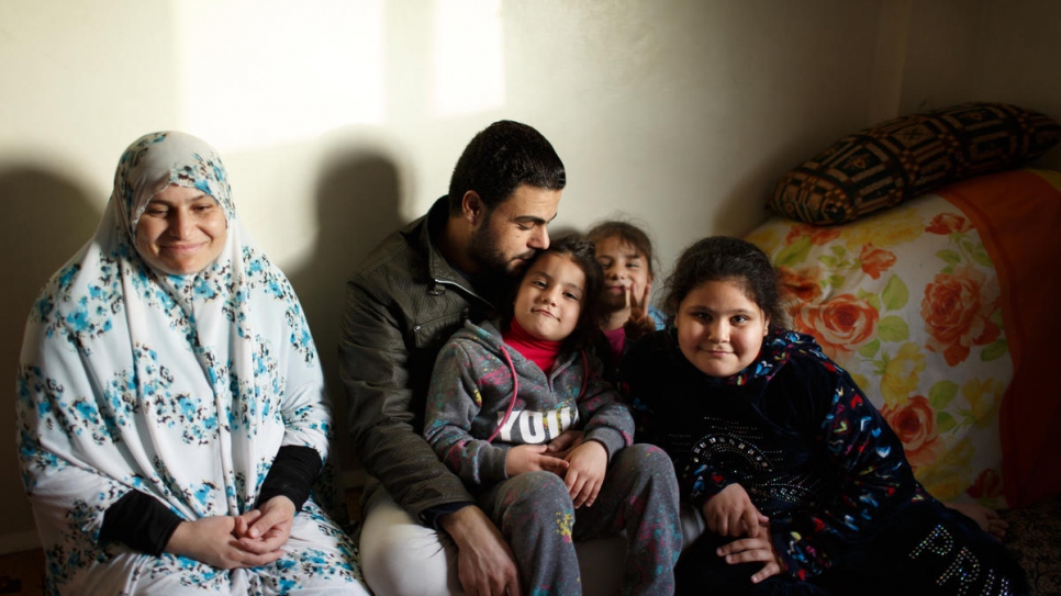 Mohammed y su esposa se sienten aliviados de que sus hijas puedan ir a la escuela. "Con la educación y el aprendizaje, puedes conseguir tus sueños", dice ella.
