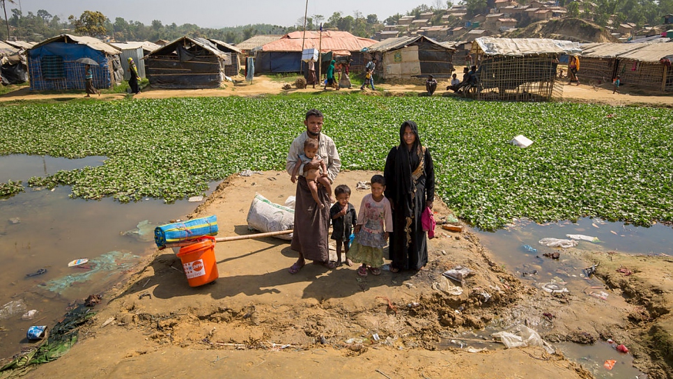 Mohammad Harez, su esposa Momena Begum y sus hijos esperan en su terreno propenso a inundaciones a ser trasladados a zonas más altas en el campamento de refugiados de Kutupalong en Bangladesh.