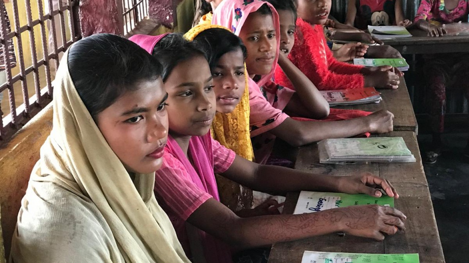 Trabajando para ayudar a las jóvenes refugiadas rohingyas a obtener educación escolar en el desplazamiento. Rosina Akhter, una refugiada rohingya recién llegada, está en la escuela por primera vez sus 12 años de vida.