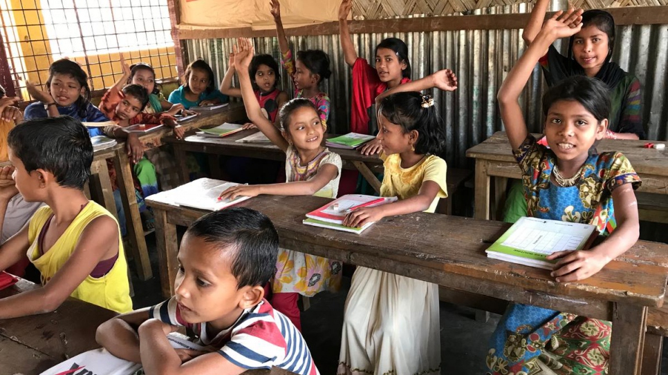 Trabajando para ayudar a las jóvenes refugiadas rohingyas a obtener educación escolar en el desplazamiento.
