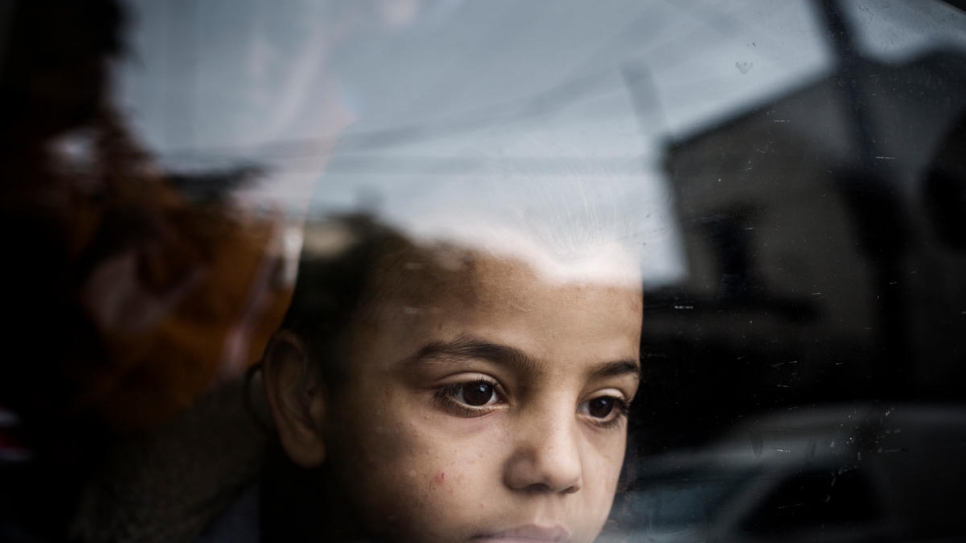 Mohammed mirando por una ventana en las afueras de Beirut, el Líbano.