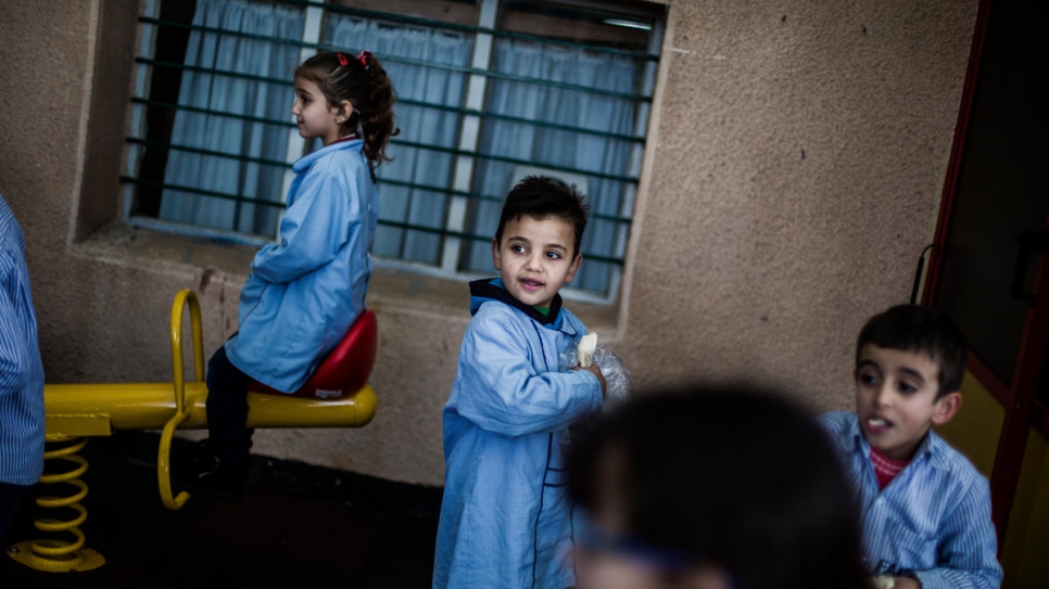 Mohammed jugando con sus compañeros en el Instituto para Sordos Padre Andeweg (FAID, por sus siglas en inglés) en las afueras de Beirut, el Líbano.