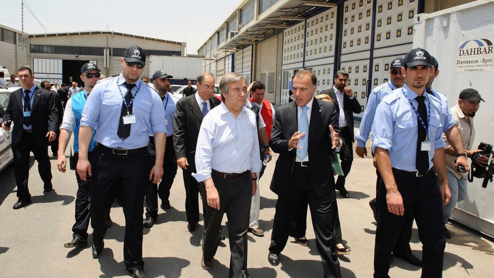El entonces Alto Comisionado de la ONU para los Refugiados, António Guterres, visita el centro de inscripción y distribución de alimentos de Douma, en Damasco, Siria, con Ayman Gharaibeh en junio de 2010.