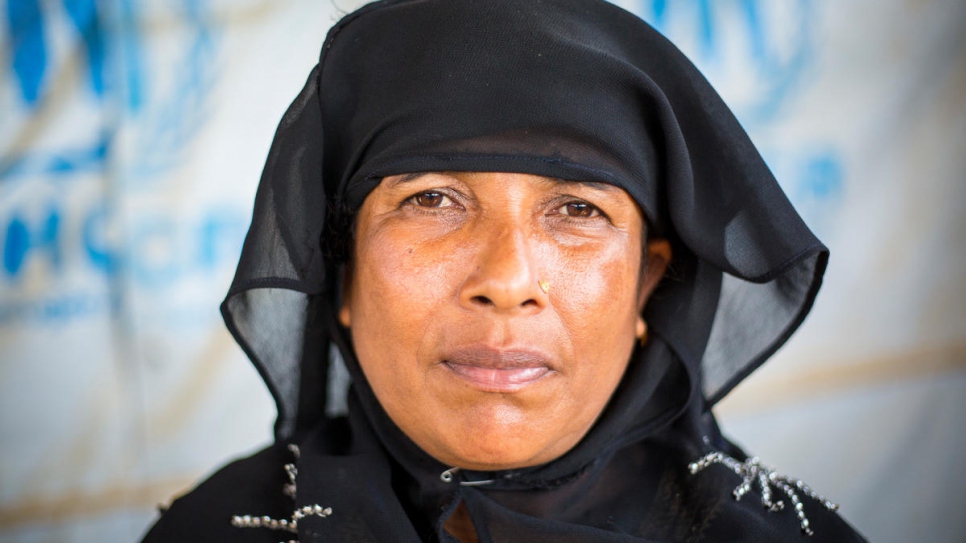 Rehena Begum, de 45 años, fotografiada en un punto de información de la Agencia de la ONU para los Refugiados, en el asentamiento de refugiados de Kutupalong, en Bangladesh.