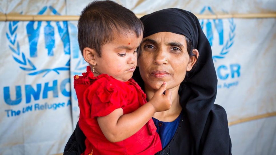Khatemunnesa, de 40 años, con su hija en un punto de información de la Agencia de la ONU para los Refugiados, en el asentamiento de refugiados de Kutupalong, en Bangladesh.