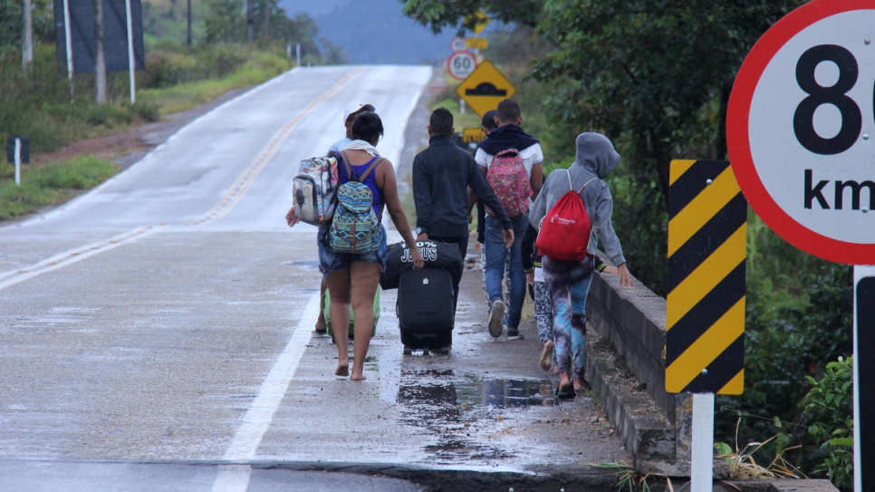 Venezolanos caminando en la carretera que va de Pacaraima, en la frontera entre Venezuela y Brasil, a Boa Vista, capital del estado de Roraima. Los que no pueden costear el transporte público hacen el recorrido de más de 200 km a pie.