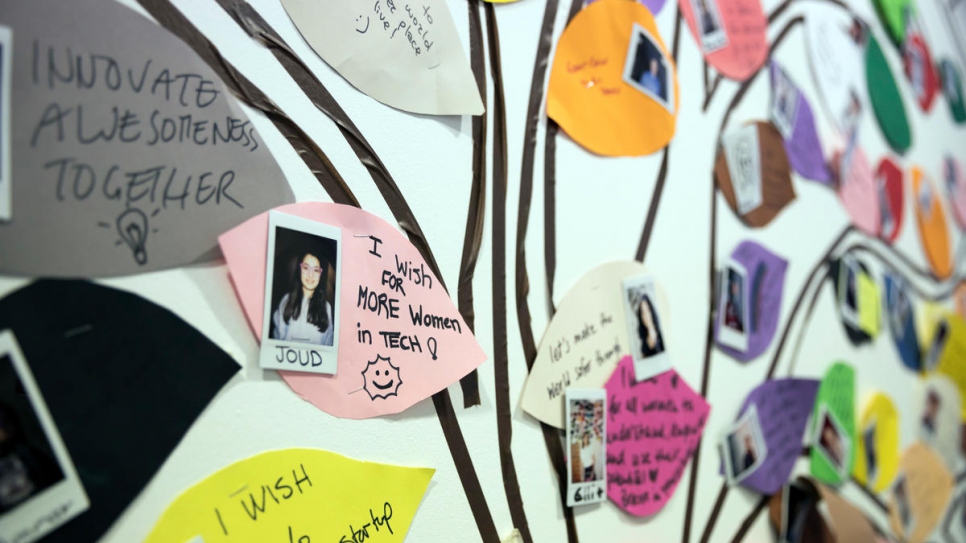 Las notas en la pared de la escuela ReDI en Berlín expresan las opiniones de los participantes sobre el Programa Digital para Mujeres de la escuela ReDI.