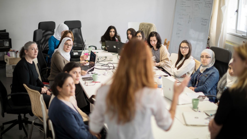 Discusión de clase durante cursos dirigidos a lograr que más mujeres aprendan sobre tecnología.