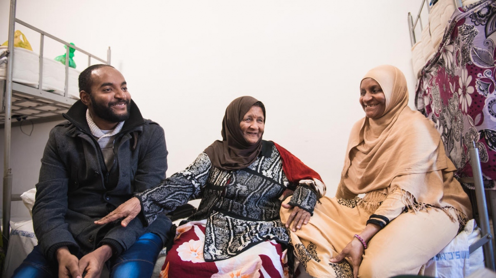 Fadumo Nour Zein, de 81 años, se sienta entre su hija Fátima y su nieto Ali. Fadumo había perdido el contacto con Fátima cuando huyó de Somalia en 1991.