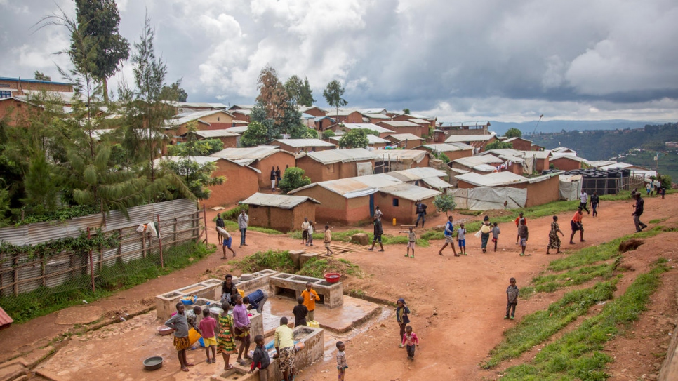 Niños refugiados congoleños en Gihembe en Ruanda durante la reciente visita del jefe de refugiados de la ONU, Filippo Grandi.