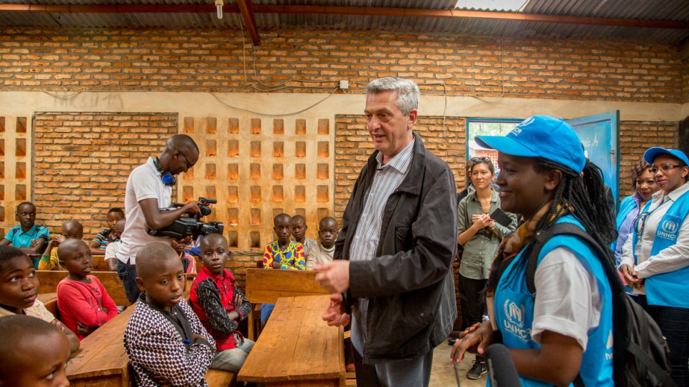 Filippo Grandi habla con niños congoleños refugiados en una escuela en el campo de refugiados de Musasa en el norte de Burundi.