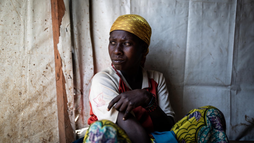 Vumuli, de 35 años, sentada ante una iglesia que está siendo usada como albergue temporal para personas desplazadas internas en Drodro, provincia de Ituri, en la República Democrática del Congo. 