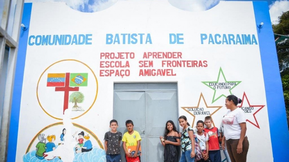 Niños y niñas venezolanos esperan el inicio de las clases de recuperación en la escuela Sin Fronteras del proyecto de la Comunidad Bautista de Pacaraima.