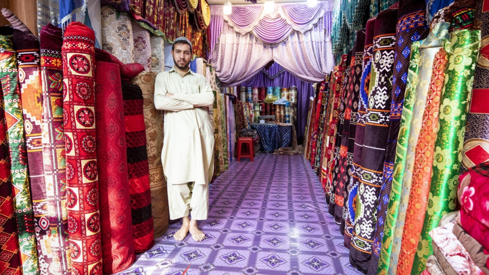 Sifat trabajó como aprendiz de sastrería durante seis años, antes de abrir su propia tienda. 