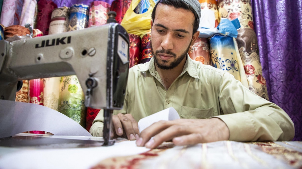 Sifat Ullah, de 23 años, en su tienda de telas en el mercado de la plaza Al-Asif en Karachi. 