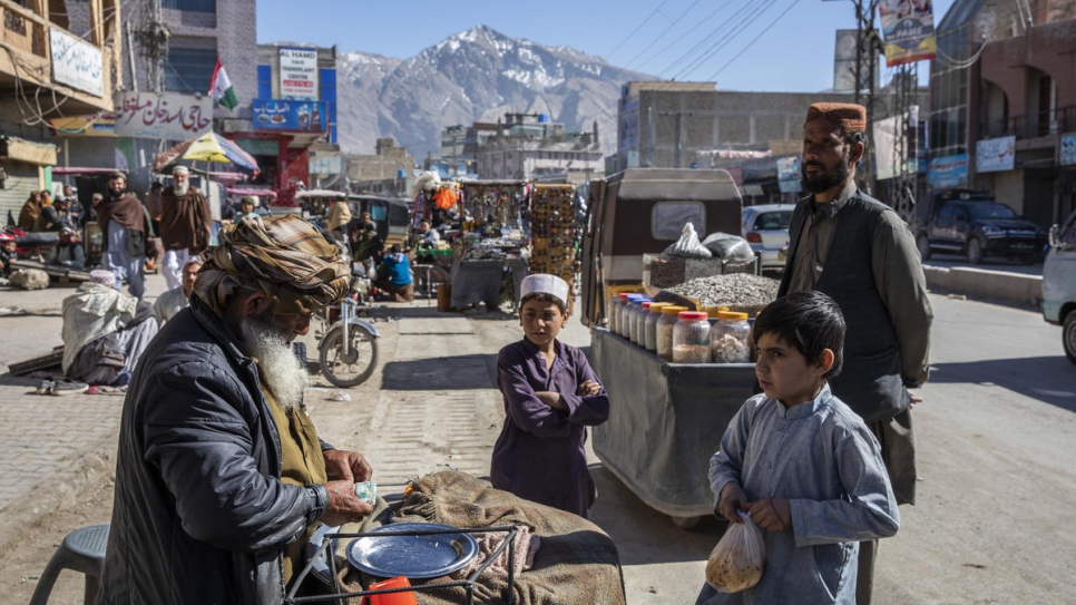 El padre de Nadia, Abdul Rashid, vende qabli, un plato afgano hecho con arroz, pollo, pasas y comino, en una calle de Quetta. 