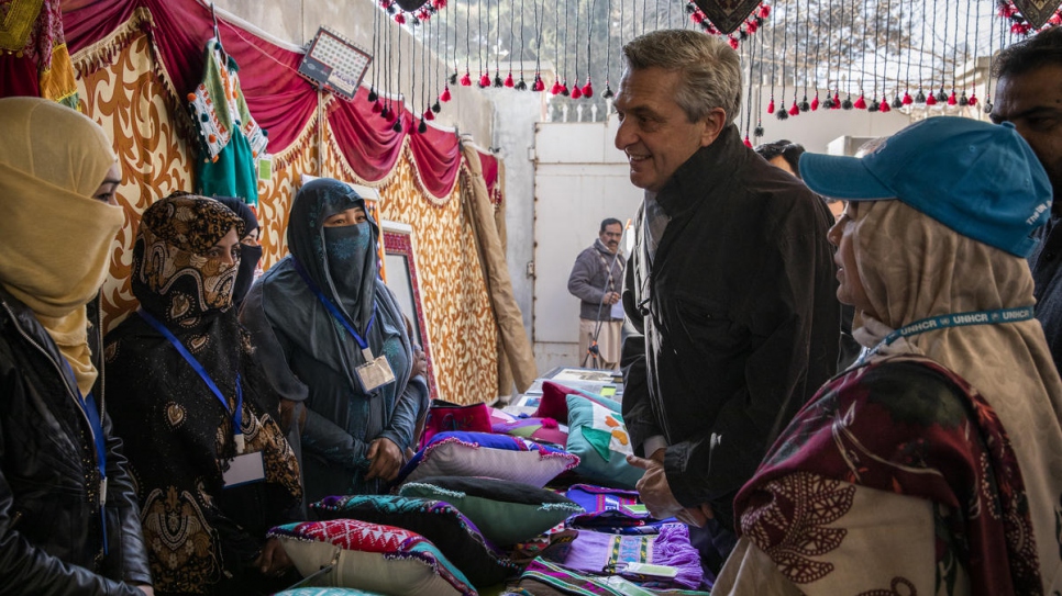 El Alto Comisionado de las Naciones Unidas para los Refugiados, Filippo Grandi, se reúne con mujeres refugiadas afganas que trabajan para desarrollar sus habilidades artesanales a través del programa Safe for the Start en Quetta, Pakistán. 