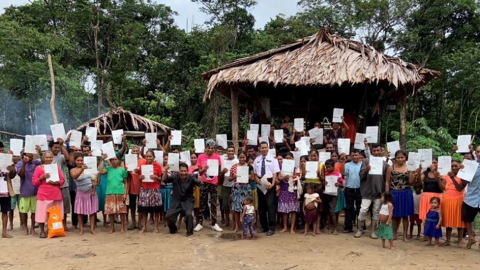 Comunidad Warao venezolana recibiendo sus certificados de registro del gobierno en Yarakita, Región 1, Guyana, diciembre de 2019.